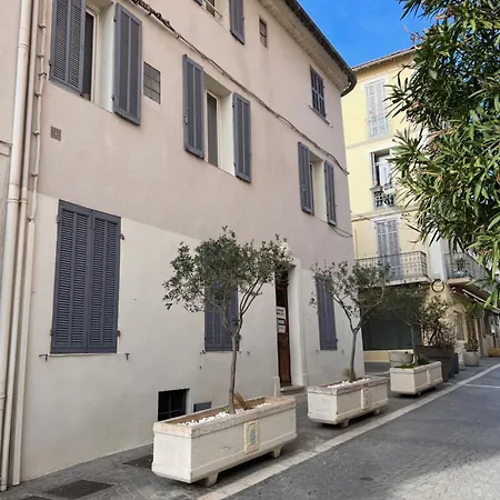 La Maison Du Pape Classe 3 Etoiles Apartament *